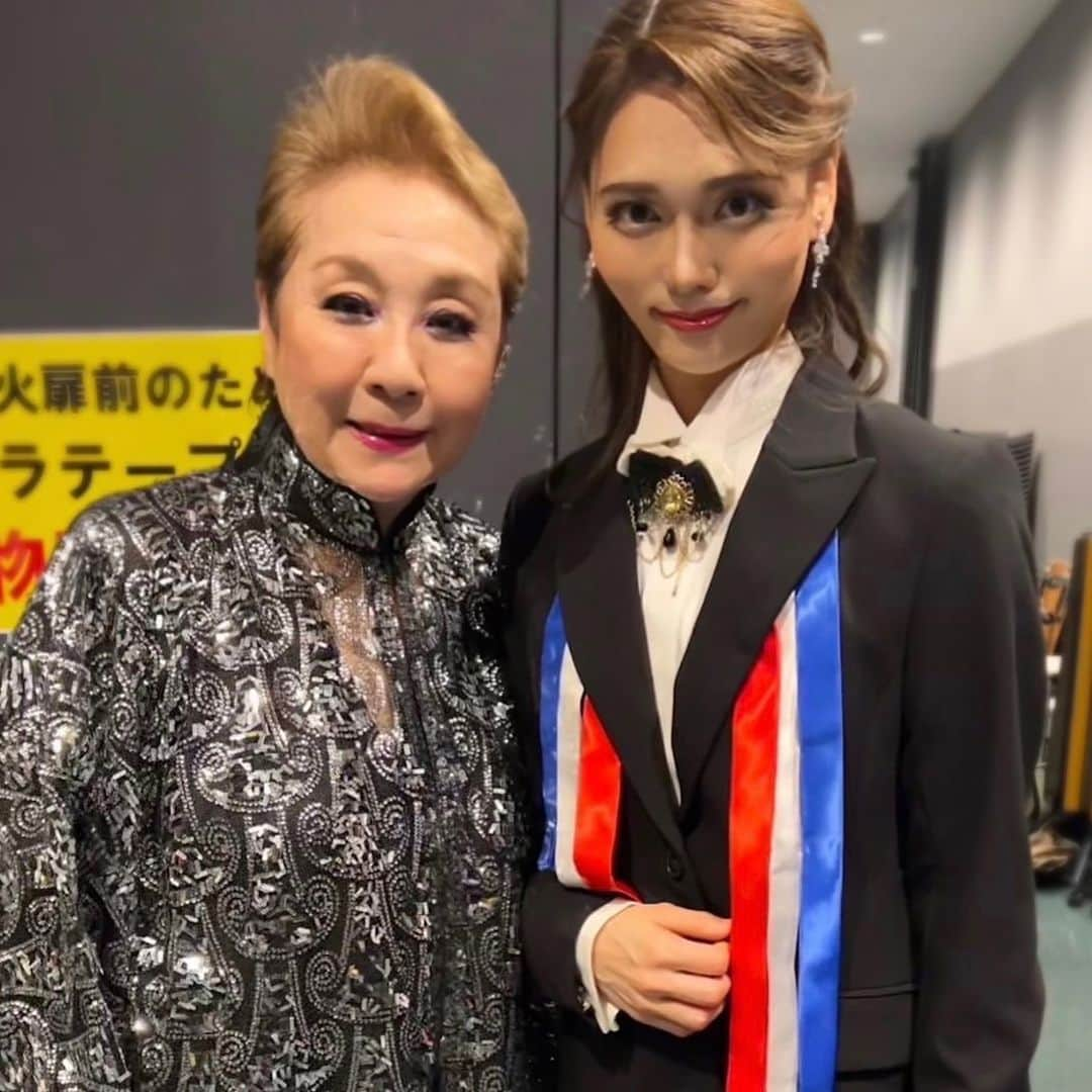 天玲美音さんのインスタグラム写真 - (天玲美音Instagram)「思い出写真😭 家宝です💎一生大事にします🥹  ステージでご一緒させていただいた 宝塚歌劇団の大先輩 寿ひずるさんと  寿さんの歌唱は圧巻で...鳥肌が立ちました。本当に本当にお勉強になりました🙇‍♀️🎵🪄 とても優しくしていただきまして、こんな風にお写真まで...感謝に尽きます🙇‍♀️🙇‍♀️🙇‍♀️🙇‍♀️🙇‍♀️ 実は、お掃除場所がご一緒という共通点もあり、奇跡だと思っております😭奇跡の連続に感謝感謝です！！！！！  この素敵な経験と思い出を胸に、これからも一歩一歩着実に歩んでいきますので、どうぞよろしくお願いいたします🙇‍♀️✨✨✨✨✨  #宝塚歌劇団 #宝塚 #愛してるよ宝塚歌劇団 #takarazuka #寿ひずる さん #天玲美音  🎙️(火)10:52〜 #あのてん の日！ ぜひお聴きください♡ハイライト【ラジオ📻①】へ」6月26日 14時41分 - miontenrei