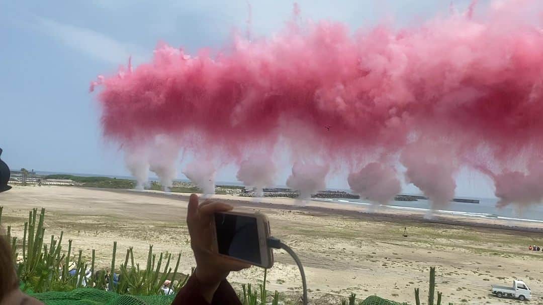 のインスタグラム：「復興の象徴。 昼花火🎆が成功し、胸がいっぱいになりました。 桜の木で被災地を埋め尽くしたい。 世界中の人が訪れたくなる、景色を作りたい。 それが万本桜🌸プロジェクト。 私も微力ながらお手伝いをしてまいりました。  桜の木が山一面に植えられたイメージを、花火が描いた瞬間、 涙が止まりませんでした。 蔡國強さん、ありがとう。 フランチェスカ・ベレッティーニ(サンローランCEO)ありがとう。 志賀実行委員長、皆さん、本当にありがとう。 次につながる展開でした。 それが、良かったと思います。 次も、みんなで頑張りましょう😌」