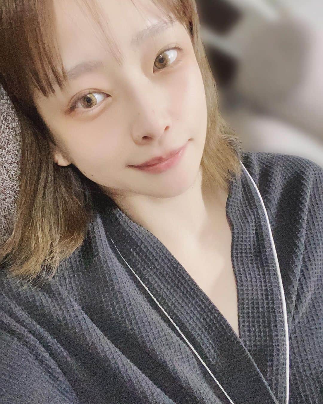 大谷雅恵のインスタグラム：「2023年のスタートから4月に入るまで本当にバタバタすることばかりでよく耐えられたなと今になって思います。  幸せの始まりかと思ったら急変して 精神的に辛いことしかなかった。  そして愛犬のくるみも巻き込んでしまって大きな手術をしたり今でも11歳(人間だと60歳)というだけで体のあちこちに年齢が出てきていて今は白内障の急激な進行で殆ど見えていない状態だけど、美味しいごはんとおやつを食べることが大好きで、嗅覚と聴覚を使って元気に尻尾を振って寄ってきてくれます。  いまくるみと私を支えてくれてる大切な存在である彼は本当に優しい人でこんな私には勿体無いくらい素敵な人です。  今の私は自分で鬱のお薬を絶ったことが原因と思われる離脱症状で体調を壊していて思うように体を操れなくて気持ちもモヤモヤしてしまって経験したことのない不安と闘っています。  この状態が時間と共に軽くなるか、やはりお薬を飲むことを続けながら徐々にやめていく方法を選ぶかは数日の様子を見て決めます。  でももう病院に行きたくないし鬱から抜け出したい。  誰でも落ち込むことはあるし泣きたい時は泣いていいと思います。  なるべく自然に生きていきたい。  くるみにも沢山楽しい時間を過ごしてもらいたい。  くるみはもう老犬なので狂犬病の注射は打たなくて良いわんちゃんです。  そして目が見えないのでお散歩も危険です。  彼と一緒にドライブに行くことをすごく楽しんでくれています。  何も知らない人からの心ない言葉ですごく心が痛かったのでお知らせしておきます。  日本だけなのかはわかりませんが、人のアラばかりを探してSNSなどに書き込んだり直接メッセージを送ってきたり、もうやめよ？  ナンセンス。  もっと周りを見てみてください。 怒りをぶつけてる自分はかっこいいですか？ かわいいですか？  自分の幸せを見つけてください。 笑顔の時間を大切にしてください。  私は今後一切アンチコメントには無関心で生きていきます。  マイナスはマイナスを呼びプラスはプラスを引き寄せます。  私は幸せになることだけにパワーを使います。  断ち切る。  バイバイ👋🏻」