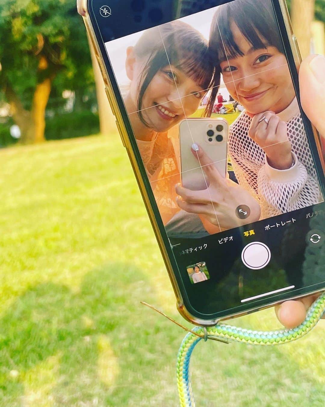 山内優花のインスタグラム：「瑞季と🎀🤍 作品が繋げてくれた縁に感謝。 暖かくて幸せなお昼でした。  そして！私たちの出演する、 #ホスミュ フィナーレは 今年の冬です！！⛄️  最高のラストのために、 ここから数ヶ月、 いろいろ動いていきます🔥 その第一歩として、、、  実はすでに髪切りました〜！ ハルヒとして髪を切るのは 残すは本番前の1回だけ。 寂しいな。  今回もカットは @marico_takaki さん！ もう5回ハルヒカットにしてもらってる。 髪の毛の癖を理解しつつ 切ってくださるので、 本番もセットがらくらく！ ありがとうございます♡」