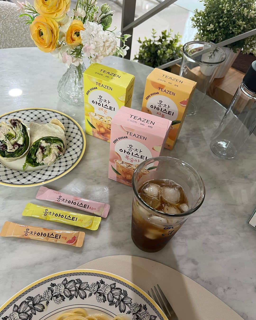 ハン・ジウンさんのインスタグラム写真 - (ハン・ジウンInstagram)「#광고 @teazenofficial  여름엔 수분 섭취가 중요한데 시원한 아이스티를 빼놓을수 없죠? 콤부차로 유명한 티젠에서 설탕이 없는 제로 슈가 홍차 아이스티가 나왔어요😊프리미엄 홍바 홍자로 끝맛은 더 깔끔하게!  1스틱당 물500ml를 넣어도 더 진-하게 마실수 있답니다! 달콤한 복숭아🍑,달콤 쌉싸름한 자몽🍊,상큼한 레몬🍋!! 한잔을 마셔도 8kcal !아이스티에 맛은 그대로,! 부담없이 가벼운 아이스티를 마셔보세요:)  #홍차아이스티 #아이스티 #티젠아이스티 #티젠홍차아이스티 #여름음료 #티젠 #저칼로리 #김태리 #김태리아이스티 #TEAZENKOMBUCHA #TEAZEN #KOMBUCHA #KIMTAERI」6月26日 14時52分 - jieun_han