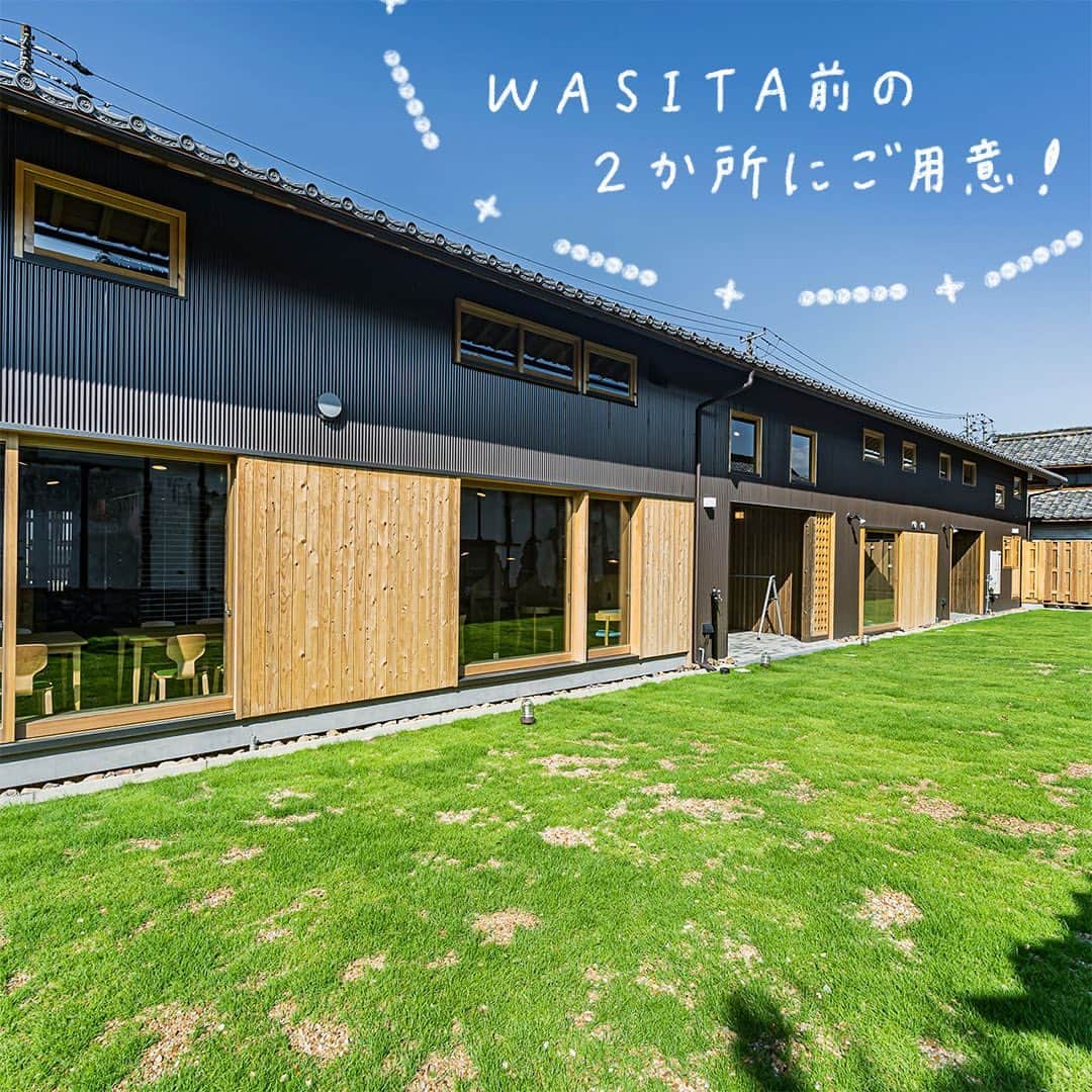 手紙社さんのインスタグラム写真 - (手紙社Instagram)「【「うだつの上がる町並み」を背景に、思い出に残る一枚を！/ まちかど紙博 in 美濃2023.7.8-9】 「まちかど紙博 in 美濃」のメインビジュアルにも登場している「うだつの上がる町並み」。「うだつ」とは、火災の類焼を防ぐために屋根の両端を一段高くして造られた防火壁のことを差します。裕福な家だけがうだつを造ることができたため、「うだつを上げる・うだつが上がらない」という言葉の語源にもなったんだそう。フォトスポットで「うだつの上がる町並み」を背景に思い出を残してみませんか？  ◎フォトスポット設置場所 NIPPONIA美濃商家町（@nipponia_mino） WASITA MINO（@wasita_mino）  ▶︎紙博の詳細はプロフィール下のハイライト「まちかど紙博 in 美濃」からチェック！  ーーーーーーーーー  【「まちかど紙博 in 美濃」開催概要】  ［日程］2023年7月8日（土）、9日（日） ［会場］岐阜県美濃市うだつの上がる町並み ［時間］10:00〜16:00 ［入場料］無料  #手紙社 #紙博 #まちかど紙博#紙もの #イベント#うだつの上がる町並み#美濃 #散歩 #tegamisha #kamihaku #paperlover #paperlovers」6月26日 15時04分 - tegamisha