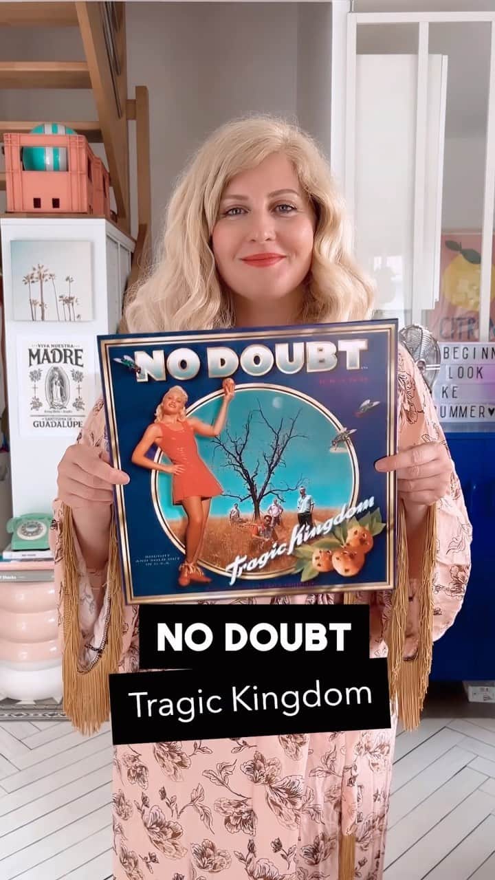のインスタグラム：「No Doubt ce sont mes années en Californie, mon véritable envol après la fac et après avoir conclu que non: mon avenir ne serait pas à Nice.  J’écoutais en boucle cet album en chantant en yaourt et puis peu à peu j’ai véritablement compris les paroles et pu tout prononcer, parfaitement.  Je me souviens de la fierté des premières fois, je travaillais chez Guess au San Francisco Shopping Center et avec les vêtements de la marque je me composais des looks de pin up qui se débrouille toute seule…  Avec le recul, j’ai fait, grâce à mon insouciance de l’époque, des trucs fous dont je serais probablement incapable aujourd’hui … Alors ce matin, cette tenue est un clin d’œil à mes looks de l’époque. Elle est certes un peu plus sage mais elle me correspond parfaitement et je me dis que, quelque part, elle est toujours au fond de moi cette fille de 20 ans partie vivre en Californie, sans papier et avec 500 francs en poche …  Robe de mamie achetée 5 euros Sandales Stella Mc Cartney via Vinted  Lunettes from Barcelona Bo @sezane  Ceinture @albertineswim Sac @sezane」