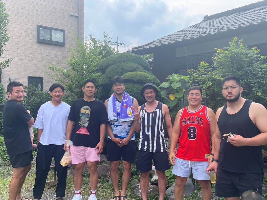 徳永祥尭のインスタグラム：「初の家族含めての同期会 かなり濃い時間が過ごせました🤝  数名の独身組 肉焼いてくれてありがとう😏  #同期会 #bbq #レンタルハウス #92年組 #話す話題はいつも同じ」