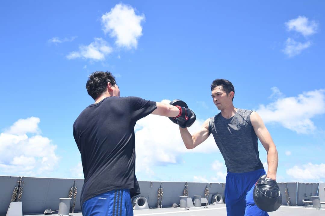 海上自衛隊さんのインスタグラム写真 - (海上自衛隊Instagram)「今日は #世界格闘技の日 らしいです🥊 ということで #艦上体育 もミット打ち！⚓  #拳と拳 #良い汗流そう #トレーニング #持久力 #シェイプアップ」6月26日 15時00分 - jmsdf_pr