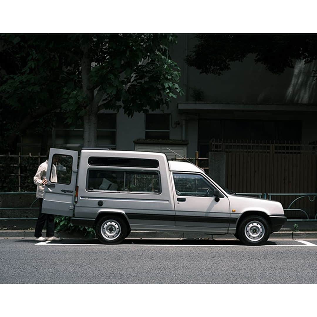 UOMOさんのインスタグラム写真 - (UOMOInstagram)「【文化系ネオクラシック車と30人の男たち】 RENAULT EXPRESS GTL（1989年式） 永尾慎一郎さん（公務員）  1980〜90年代のネオクラシック車が人気だ。 メーカーの姿勢が伝わる個性的なつくりや、 機械の調子を感じながら付き合うのが楽しい。 そんなクルマ生活にハマった30人を紹介します。  「買ってはじめの頃は壊れましたけど、今はとても調子がいいです」と、和やかな表情で話すオーナーの永尾さん。２年前に程度極上の個体を愛知県のショップから購入し、以来、家族との移動もすべてエクスプレス1台でこなしている。傍から見るとかなりの強者だが、話を聞くと、これまで乗ってきたクルマで“耐性”がついていたことがわかる。  #文化系ネオクラシック車と30人の男たち #ルノー #ルノーエクスプレス #RENAULT #ネオクラシック車 #uomo #uomo_magazine #webuomo」6月26日 15時00分 - uomo_magazine