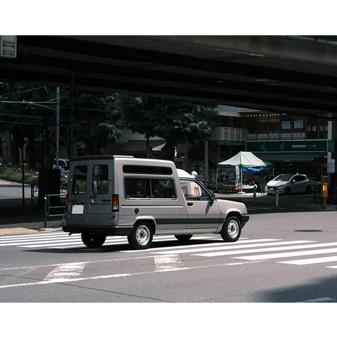 UOMOさんのインスタグラム写真 - (UOMOInstagram)「【文化系ネオクラシック車と30人の男たち】 RENAULT EXPRESS GTL（1989年式） 永尾慎一郎さん（公務員）  1980〜90年代のネオクラシック車が人気だ。 メーカーの姿勢が伝わる個性的なつくりや、 機械の調子を感じながら付き合うのが楽しい。 そんなクルマ生活にハマった30人を紹介します。  「買ってはじめの頃は壊れましたけど、今はとても調子がいいです」と、和やかな表情で話すオーナーの永尾さん。２年前に程度極上の個体を愛知県のショップから購入し、以来、家族との移動もすべてエクスプレス1台でこなしている。傍から見るとかなりの強者だが、話を聞くと、これまで乗ってきたクルマで“耐性”がついていたことがわかる。  #文化系ネオクラシック車と30人の男たち #ルノー #ルノーエクスプレス #RENAULT #ネオクラシック車 #uomo #uomo_magazine #webuomo」6月26日 15時00分 - uomo_magazine