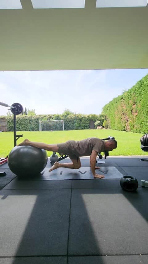 ルイス・ハビエル・ガルシア・サンスのインスタグラム：「MONDAY 45yrs and 2 days, no excuses to start the week with a nice core routine. It's all about habits, routines and ways of facing life. Not better or worse,  just my way to enjoy it. Only 1 body, there's no replacement, let's look after it. Have a great week guys !! #MoreThanaGame #MondayRoutine #workout」