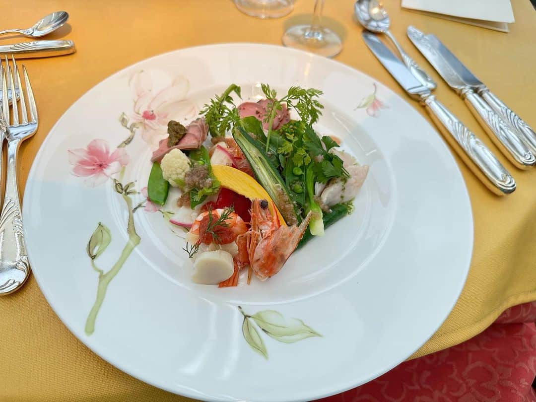 手島優のインスタグラム：「・  旅行先でのディナー🍽️  全てが美味しすぎて幸せ過ぎました🌈　 こんなに全部美味しいって… 最高すぎるじゃないかぁああ！！  でした🤩  こりゃまた文章長すぎだったのでアメブロてじ日記に詳しく書いてます❤️  #ディナー　#美味しい　#幸せ #伊豆高原　#最高　#思い出 #マタニティライフ　#妊婦メニュー」