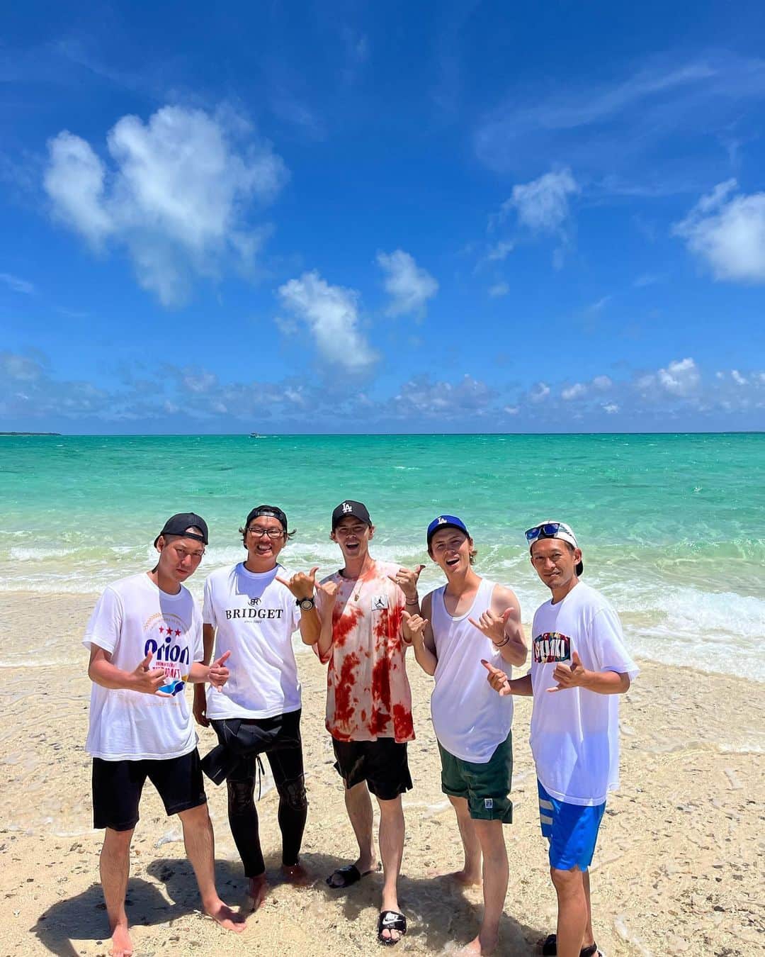 のインスタグラム：「石垣、やはり最高でした🏝️今回一緒に来てくれたブリトモのみんなもほんまにありがとうね😊みんなにとっても素敵な想い出が出来てくれてたら嬉しいな✨  そして石垣でおかえりと言ってくれる仲間がいる事にも感謝です😌  いやー最高だったなー名残り惜しいなーー だからまた絶対帰ってくるぞー  ありがとう石垣🏝️🩵  #bridgetmasa #石垣島 #幻の島」