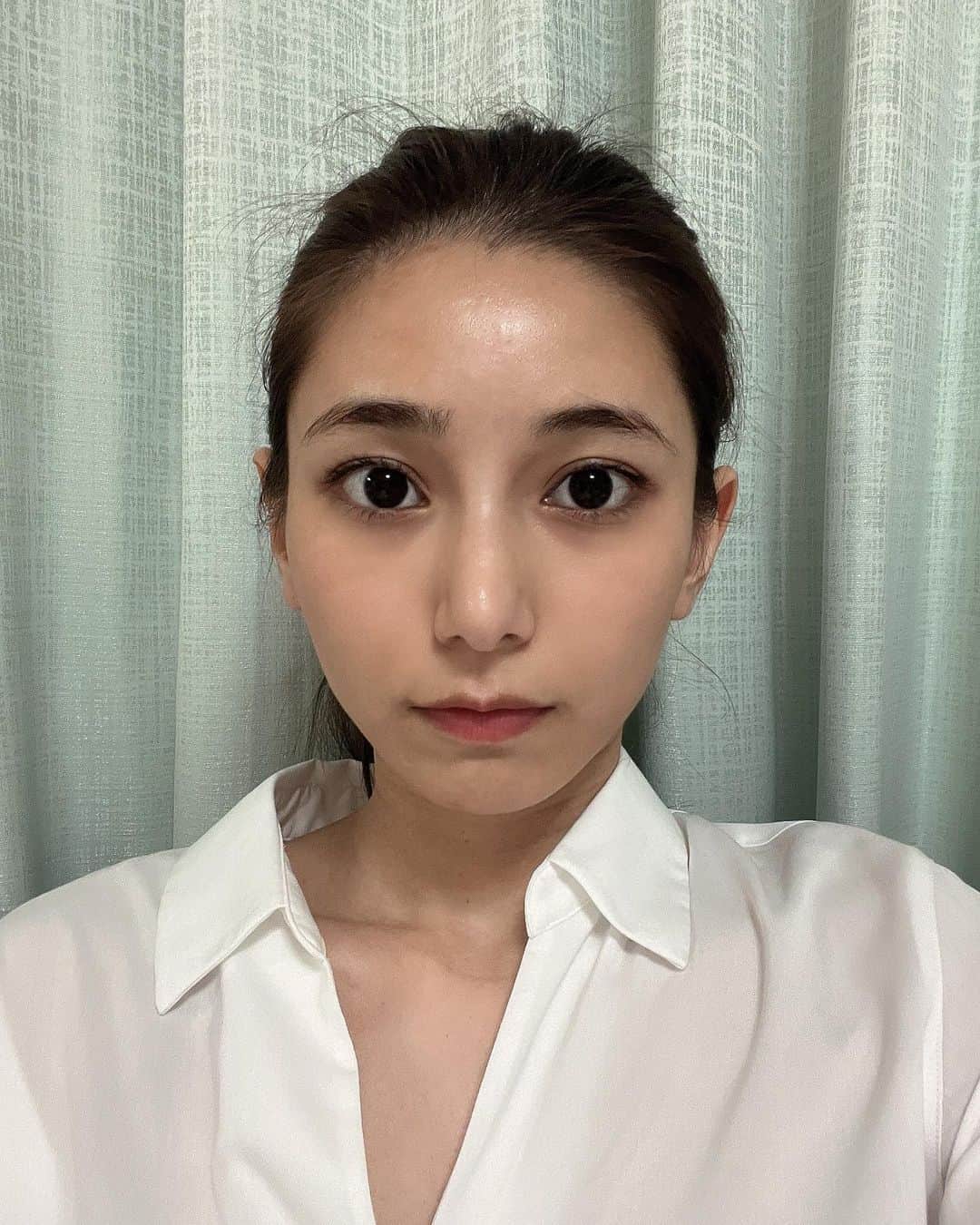 菊池梨沙のインスタグラム：「買い物帰宅後、頭上にシロが発見されました…  掃除のために結んだゴムがシロだったことをすっかり忘れ…前からは見えず…「ボサボサだけどまっいっか！」と…帰宅後お風呂掃除中に発見されました…  いや、シロは可愛い…でも…スーパー…薬局…スタバ…恥ずかしい！！！🫣」