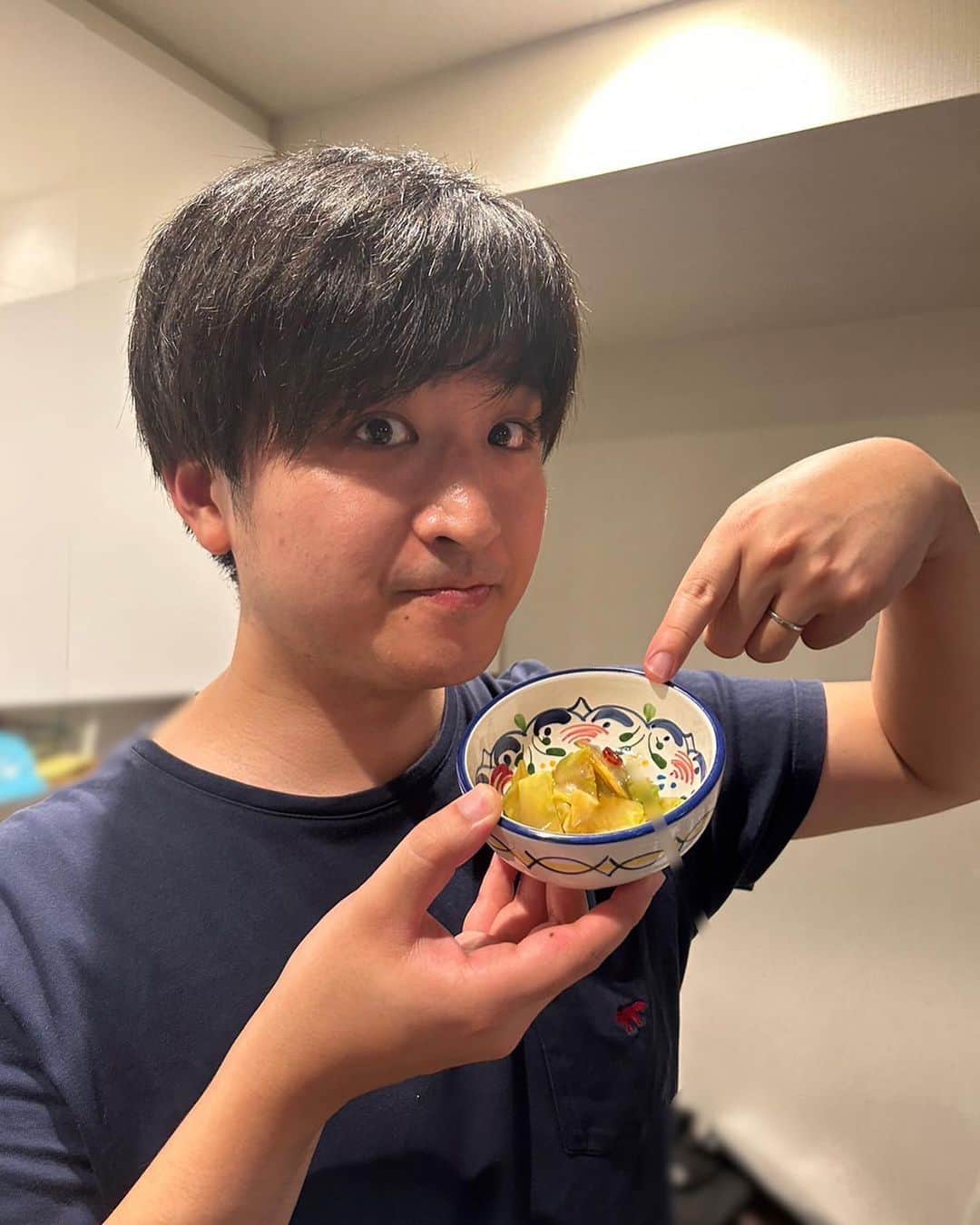 フジテレビアナウンサーのインスタグラム：「茎 is awesome  ブロッコリーの茎の潜在能力、凄すぎ。 料理がさほど得意ではない人でも作れます、私が作れたのだから。  #体感サステナWAVE #楽しくアクションSDGs #ザーサイ風 #おつまみ #まな板の上の圧倒的存在感」