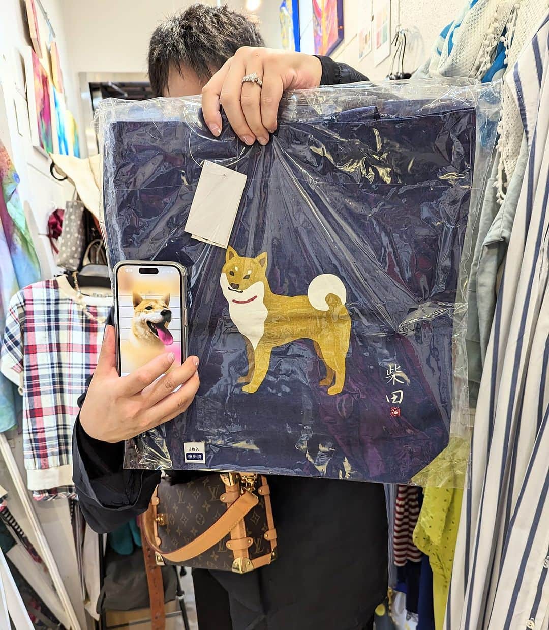 平井富子のインスタグラム：「上海からLiさんが、柴犬トートバッグを見てアンシャンテに、、  日本には何度も来ていて、日本語が上手。さすがです。  自宅に柴犬を飼っていて、上海では、柴犬はとても人気らしい。写真を見せて頂きました。 可愛い〜  おりこう柴田さん、呼びました柴田さんトートバッグを気に入って頂きました。柴犬くんとの御対面が楽しみ〜  東京を楽しんでください♥」
