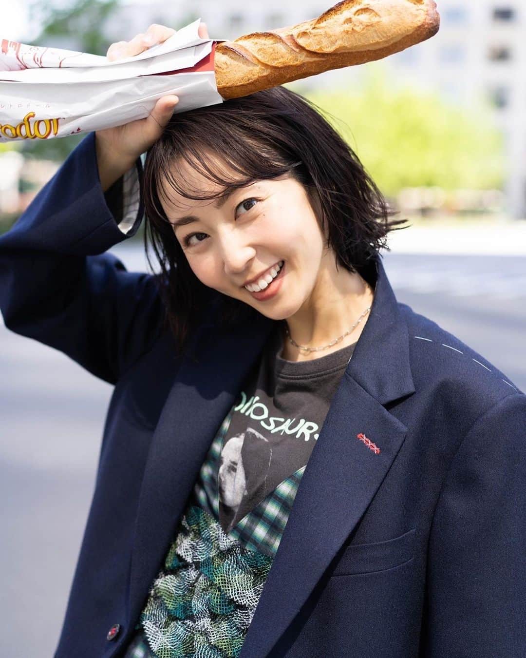 木南晴夏のインスタグラム：「おとなの週末さんで 約7年間連載させていただいた #キナミトパン 今月号で最終回となりました  この連載があったから 今の私があるので 感謝カンシャの気持ちです🙏  ぜひご一読ください。  @otoshuweb   Photo📷 @photo_by_kinamisayaka」
