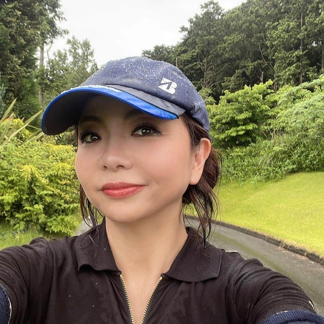 のインスタグラム：「5回目のゴルフは、雨でした☔️ 雨でもむちゃ楽しかった💕 CHANELが濡れるかだけ心配でしたぁ💦  #ハイヒールモモコ #👠 #👠🍑 #CHANEL #シャネラー #グルメ #アメブロ  #YouTube #モモコ新聞 #ゴルフ #雨 #楽しかった」