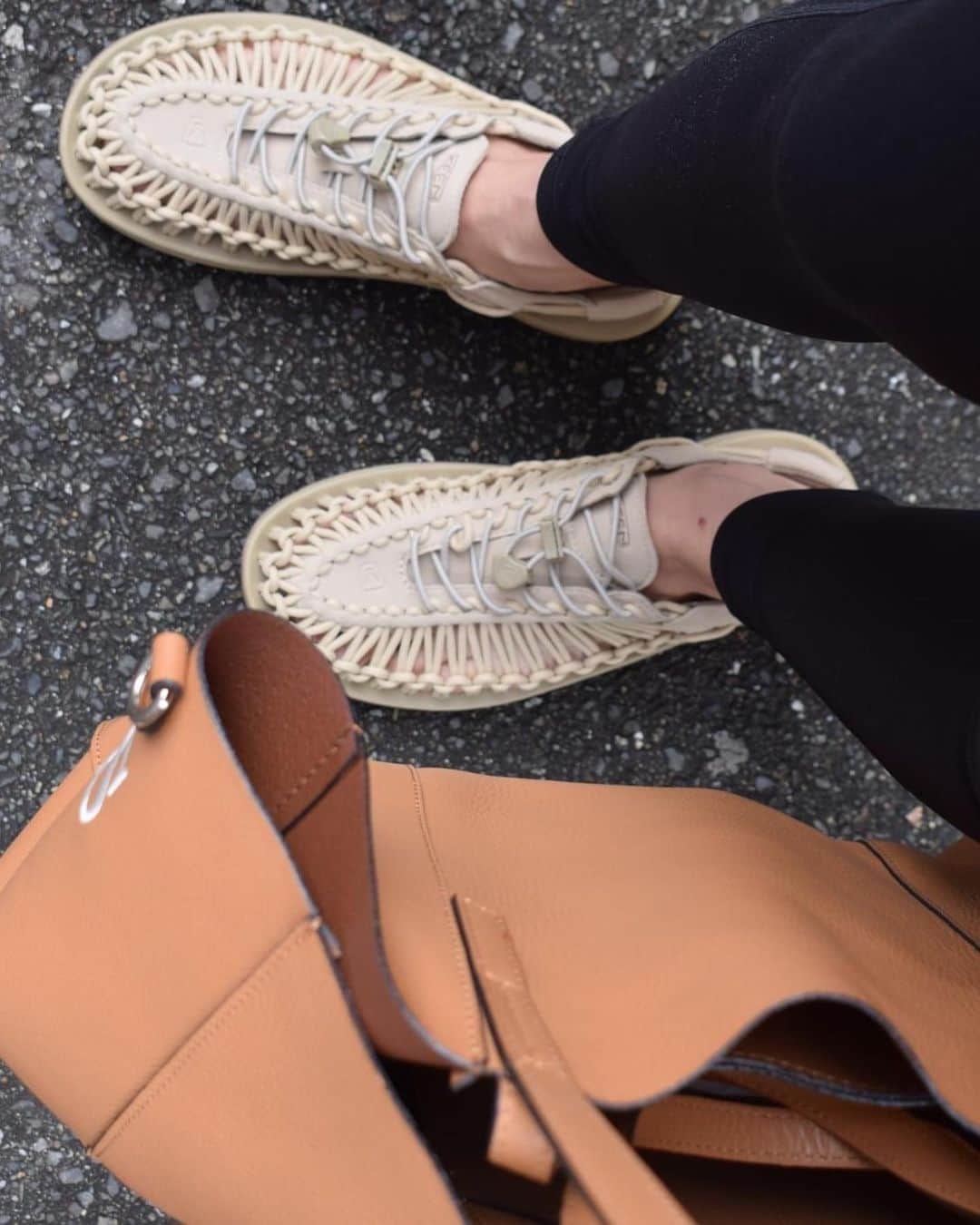 山﨑さおりさんのインスタグラム写真 - (山﨑さおりInstagram)「最高の一足またまた見つけた。 激推し @keen_japan 👟 私はSafariのサイズはワンサイズUPして26.5にした爆 (デカすぎ 普段は25か25.5🙏🏻いや、スニーカーは大体26か26.5。 良かったらサイズ感参考にしてみて下さい😉  #KEENGARAGE#KEENUNEEK#KEEN#キーン#アウトドアスニーカー#ユニーク#ad#UNEEK #ganni#osoi#enof#emun#onetwothree__」6月26日 15時22分 - saori_emunjewelry