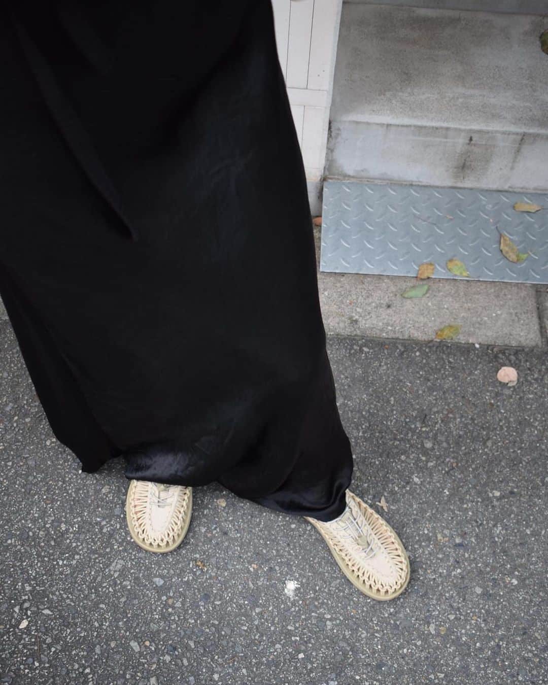山﨑さおりさんのインスタグラム写真 - (山﨑さおりInstagram)「最高の一足またまた見つけた。 激推し @keen_japan 👟 私はSafariのサイズはワンサイズUPして26.5にした爆 (デカすぎ 普段は25か25.5🙏🏻いや、スニーカーは大体26か26.5。 良かったらサイズ感参考にしてみて下さい😉  #KEENGARAGE#KEENUNEEK#KEEN#キーン#アウトドアスニーカー#ユニーク#ad#UNEEK #ganni#osoi#enof#emun#onetwothree__」6月26日 15時22分 - saori_emunjewelry