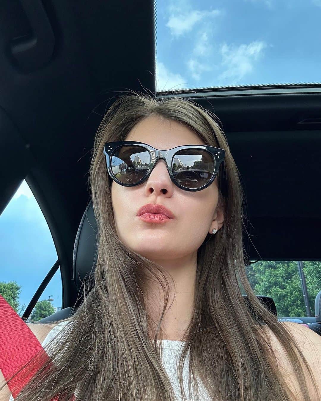 マギーのインスタグラム：「❤️🖤💙」