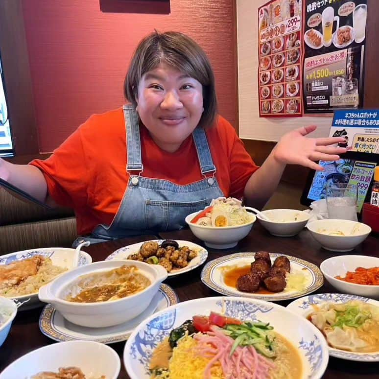 八つ橋てまりのインスタグラム：「バーミヤン✨  はまった！！！！  とても美味しくて感動✨  絶対食べてほしいのは たっぷりキャベツの中華サラダ  これ、本当に感動した🎵 バイトして作り方取得したい✨  女子３人で、飲みもせずひたすら食べる🍴✨ レシートの枚数で大笑い😂  こんなに頼んでいるのに、まだ食べなと進めてくる先輩😁  お陰さまで、夜ご飯は食べずにすんだ😂  @happy__exit ここに行くと、まだ完成してないジグソーパズルを出してやらせてもらう😄やめれなくなって、先輩に寝てもらって何とか２時'頃私も寝た😓  行きたいお店連れてってもらって、お互いの事沢山話して、、、  未来の話してワクワクした✨  最高な時間😌  先輩ありがとう！ エイトブリッジ通称ブリちゃん  いつでも待ってますんで😁  楽しいことやっていこうぜ！ エイエイオー☀️  #歩くパワースポット #エイエイオー #バーミヤン #ランチ #幸せ時間 #八つ橋てまり #八ツ橋てまり」