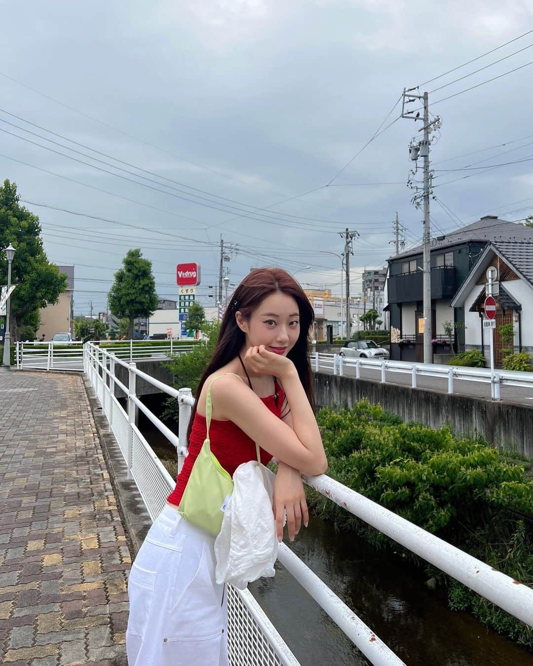 ギョンリ のインスタグラム：「빠 빨간맛~🍓 친구도 트윈룩으로 입혀봄ღ 근데 이 룩으로 마트 가는 우리 어뗘?  며칠내내 야식과 맥주 달려서 오늘은 양심상 만이천보 걸어줬구 저녁도 패스요..(•̥̥̥⌓•̥̥̥)」