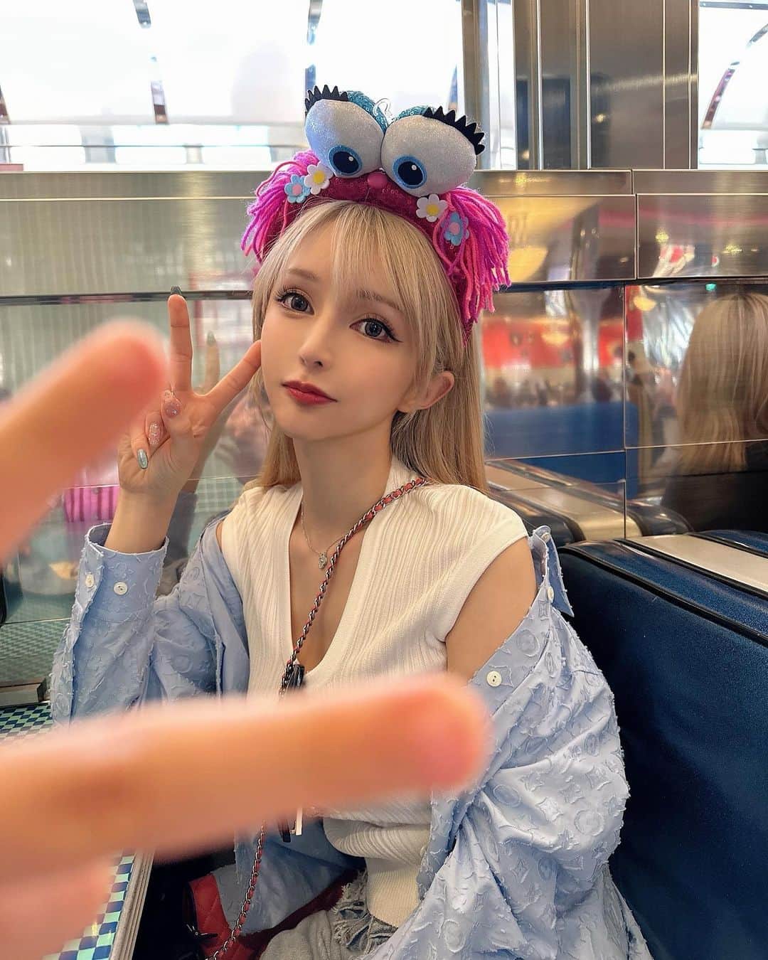 のインスタグラム：「ゆにば💕鏡越しのチビさんかわちい🐥  この目ん玉わたしのことガン見してない？  #ユニバ #マリオカート #usj  #universalstudiosjapan  #ハリポタ #harrypotter  #セサミストリート  #大阪 #usj #旅行 #trip  #2023 #思い出  #picture  #ファッション  #コーディネート  #memory #写真 #家族旅行 #友達　 #チビさん #娘 #女の子 #ママ #仲良し #仲良し親子」