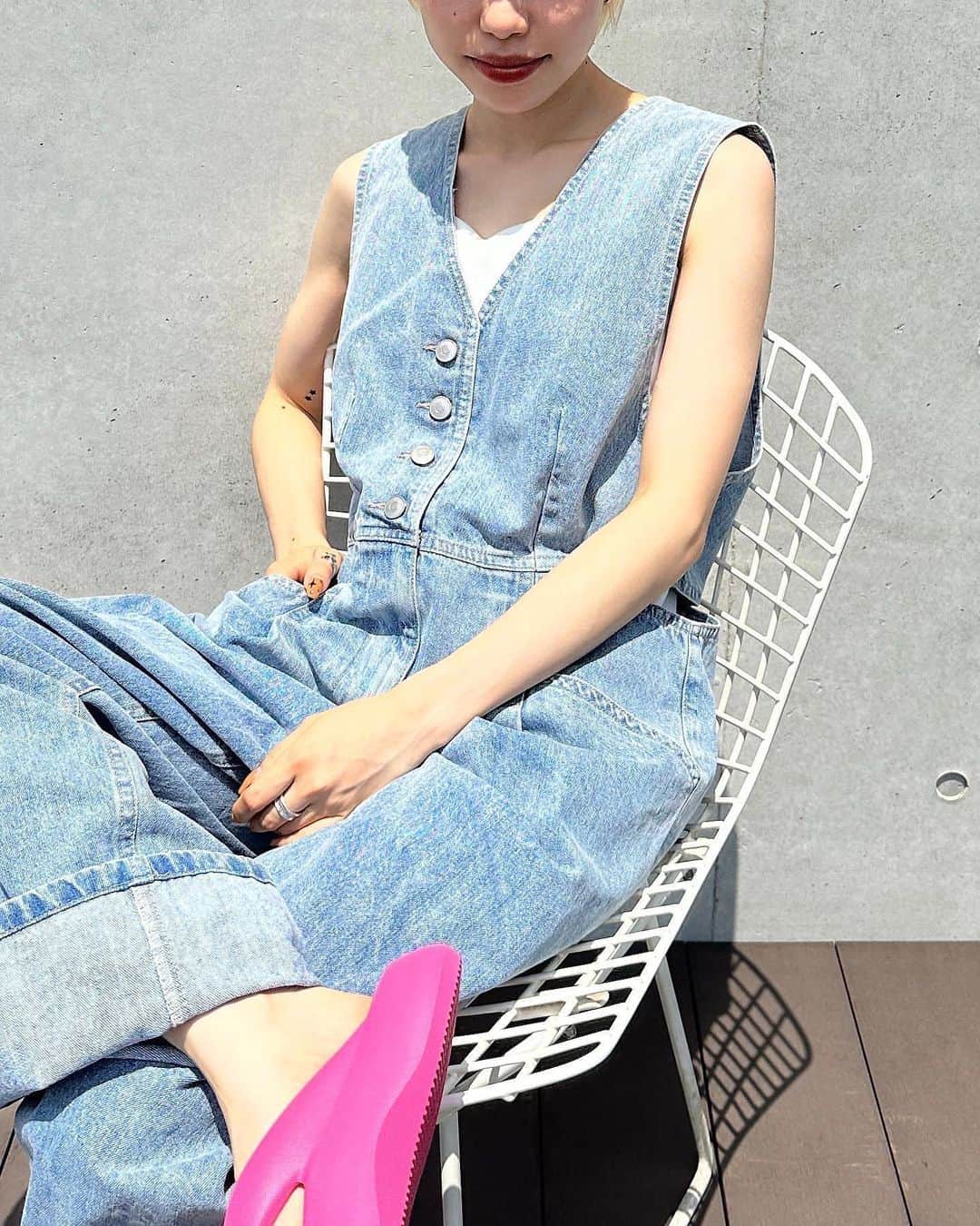 のインスタグラム：「【new arrival】  "気になるアイテムは保存しておくと便利♪" ____________  インディゴデニムオールインワン ¥6,930 color : サックス  コットン100%で着心地も良く、おしゃれにキマる1枚  これだけでセットアップのようなスタイルが完成します  タック入りでスタイルアップ効果あり◎ ____________ ⁡ #ダブクロ#wcloset#ダブルクローゼット#wclo_snap#トレンドアイテム#カラーコーディネート#新作コーデ#きょコ#夏トレンド#夏コーディネート#夏スタイル#リゾートコーデ#差し色コーデ#夏アイテム#サマーコーデ#カジュアルコーデ#カラーアイテム#カラーコーデ#2023ss#夏ファッション#初夏コーデ#デニム#デニムコーデ#オールインワン#オールインワンコーデ#肌見せ#スタイルアップコーデ#ブルーデニム#20代コーデ#夏カラーコーデ」