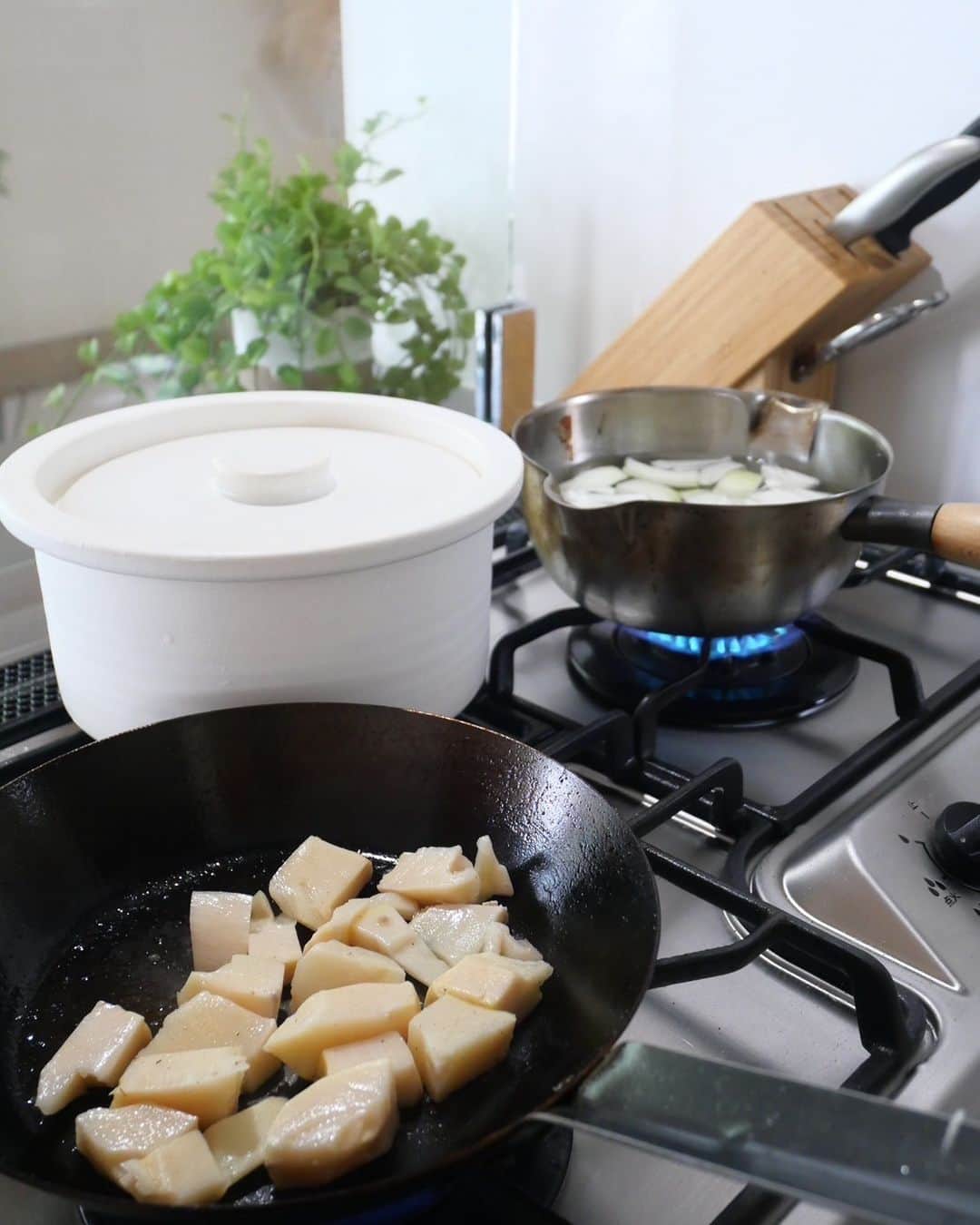 ムクリ［mukuri］さんのインスタグラム写真 - (ムクリ［mukuri］Instagram)「家族が幸せになる日常の食卓とこだわりのキッチン道具〜風景を取り込むロフトのある平屋のおうち（ie_rokuさん）  rikaさんが家の中で一番好きな場所 だというお気に入りのキッチン。  今回はrikaさんの「食」に まつわるお話をしていただいています。  家庭菜園で野菜を育てたり キッチン道具や器など ひとつひとつにこだわったり 食を愉しむことに丁寧に向き合った 暮らし方。  家族を笑顔にする日常の食卓風景と 共にぜひご覧くださいね♩  @ie_roku さんありがとうございました！  （編集:maki）  ▶詳細はプロフィールのURLよりご覧ください プロフィールはこちらから @mukuri_official ・  –––––––––––––––––– ムクリ公式アカウントでは くらしの中にある"好き"や"コダワリ"を毎日お届け。  インテリア、整理収納から家づくりなど 日常で参考になる情報から サラッと読める短編コラムまで ご紹介していますのでフォローしてぜひご覧ください。 ▶︎ @mukuri_official ・  「 #ムクリ 」のタグもいつも楽しく拝見しています☺️  オリジナルブランドは @daily_mukuri  くらしの中にあったらいいいな、 そんな商品を企画・制作、集めています。 ––––––––––––––––––  #キッチン#kitchen#キッチンインテリア#平屋#平屋暮らし#キッチン道具#台所道具#暮らし#くらしの編集#ムクリ」6月26日 21時05分 - mukuri_official