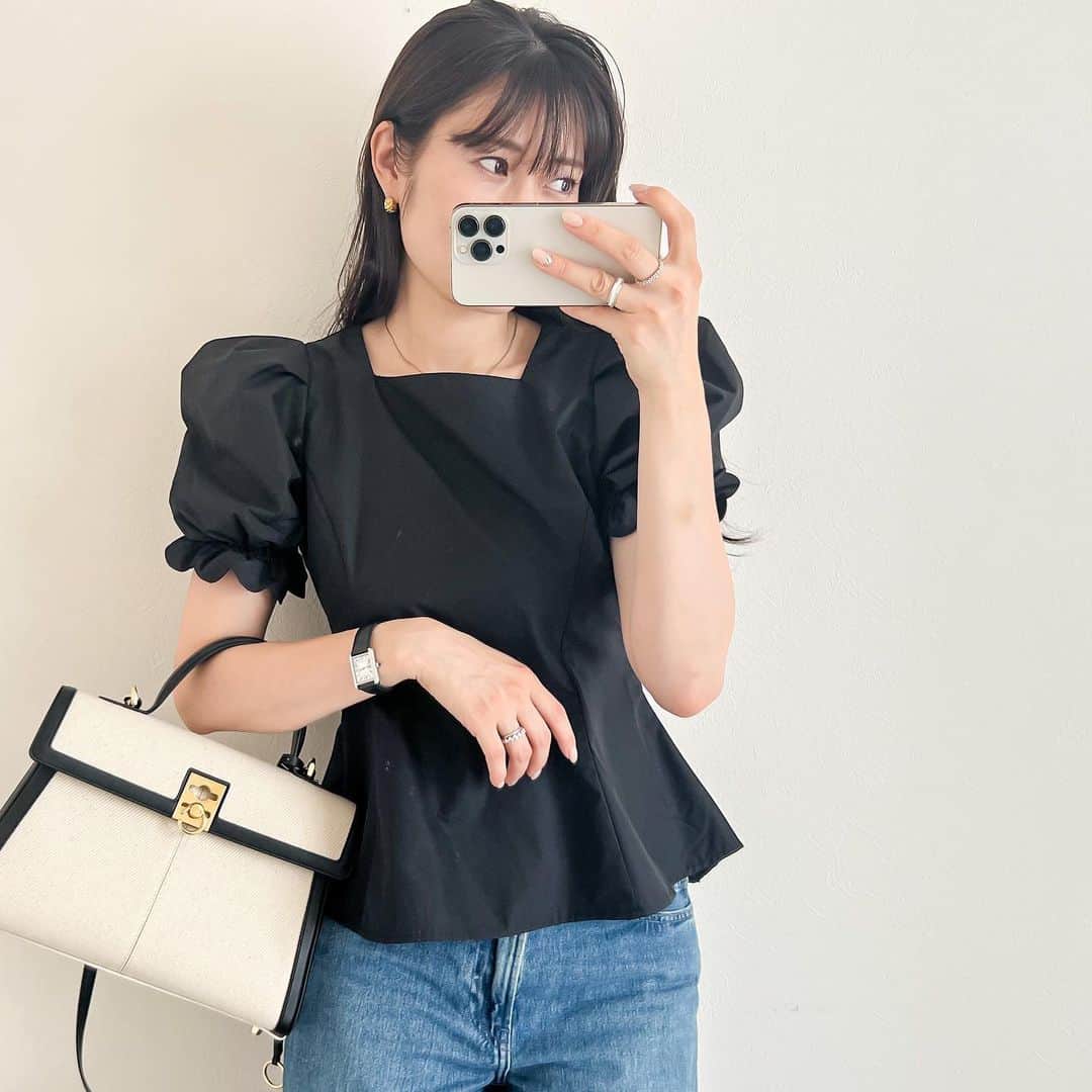 n.etsuuのインスタグラム：「2023.6.26  @cafune.official  の新作♡  スタンスバッグのキャンバス👜  韓国にも持って行ったほど、 使いやすいサイズでお気に入りです😆✨  6月28日(水)~7月11日(火)  Cafune期間限定ショップ開催中です♡ 阪急うめだ1Fプロモーションスペース12  そしてそして、 可愛いブラウスが届いた♡ @kazuha_y5  @yuriiina_s  × @fitmore.official_   華奢な二人が着てるからこそ可愛くって、 あまり考えずにポチっちゃったけど、 届いてから入らなかったらどうしようかと急に不安になった笑🤣  しかし！！  ちゃんとはいったーーー！！  着てみたらシルエットが綺麗でめっちゃくびれて見えるしスタイルアップできました❤️  #cafunepopup#cafunexhankyu #mycafune #カジュアルコーデ#アラフォーファッション#大人カジュアル#綺麗めカジュアル#高身長コーデ#プチプラコーデ#シンプルコーデ#30代ファッション#ママコーデ」