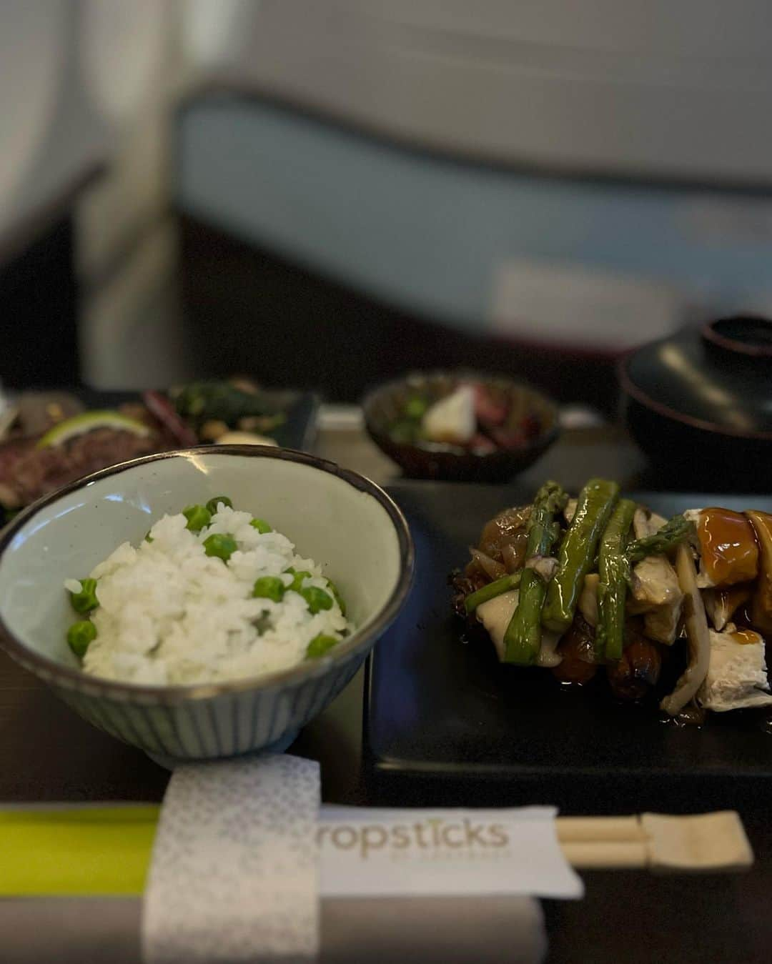 うさびったさんのインスタグラム写真 - (うさびったInstagram)「飛行機はハワイアン航空で帰ってきたよ✈️✨  もちろんマリオットボンボイアメックス使ってマイルで発券✨  親がマイルで発券してる場合、膝上の子供のチケットは5万円くらいで発券できたよ✈️  行きは飲めなかったマイタイが沁みた🍹🥲  周りに耳栓配ったら到着した後quiet babyだったねと色んな方に声かけていただいて緊張ほぐれて涙目になりました🥲  CAさんも子連れだとこんなに気にかけてくれるんだってくらいお手伝いしてくださって平和なフライトに😭✨  色々ありすぎてこうやって飛行機乗って帰れることが夢のようで飲みながら泣きました😂←  #hawaiianairlines #ハワイアン航空 #ハワイ旅行 #マルニ」6月26日 21時11分 - usavitta