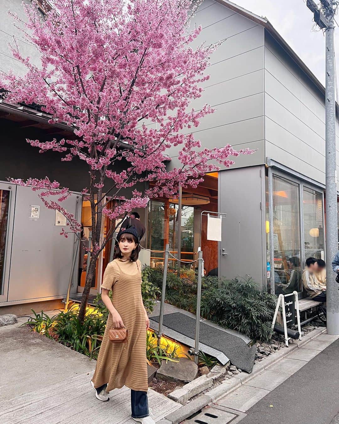Kerinaさんのインスタグラム写真 - (KerinaInstagram)「在飛往東京的途中才想到 上次三月來的照片根本還沒發完😂 背後還有可愛的櫻花樹呢🌸  這家可愛的甜甜圈店 @higuma_doughnuts 必須朝聖一下 可惜沒吃到當時限定的草莓口味 但是抹茶冰淇淋+甜甜圈也是很好吃💚 裡面有賣他們品牌的周邊商品 從tshirts到托特袋、盤子、保溫瓶都可愛到炸！ 我幫老公小孩買了可愛的小熊親子裝🐻💗  @anirek_official 長版針織背心還有少量現貨 目前在兩件59件區唷 趕快去挖寶🛒  #kerinahsuehintokyo」6月26日 21時07分 - kerina_hsueh