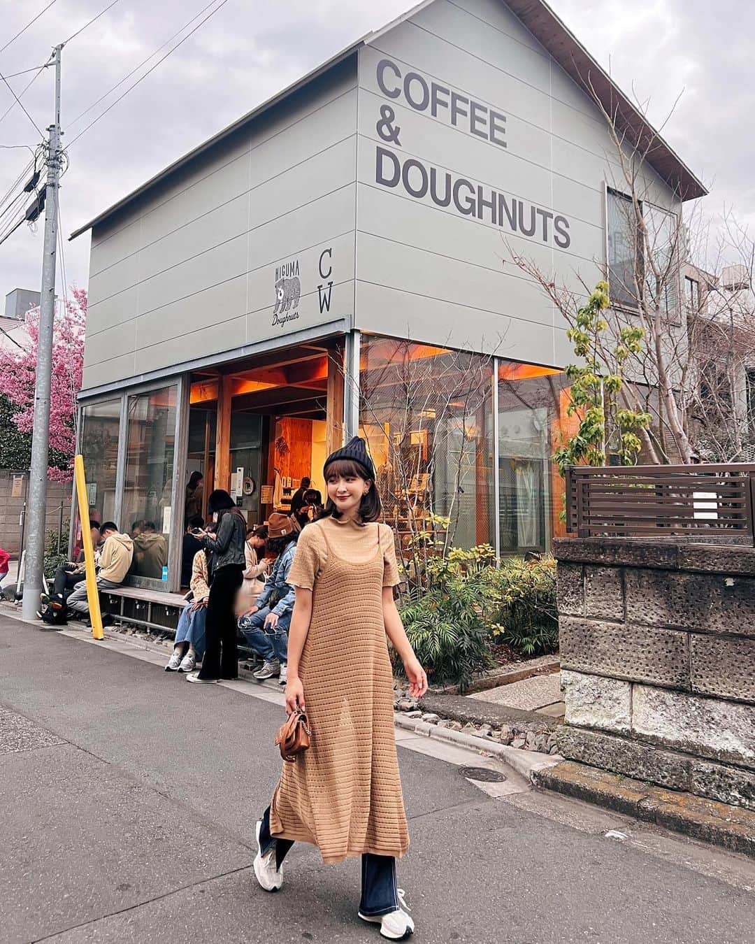 Kerinaさんのインスタグラム写真 - (KerinaInstagram)「在飛往東京的途中才想到 上次三月來的照片根本還沒發完😂 背後還有可愛的櫻花樹呢🌸  這家可愛的甜甜圈店 @higuma_doughnuts 必須朝聖一下 可惜沒吃到當時限定的草莓口味 但是抹茶冰淇淋+甜甜圈也是很好吃💚 裡面有賣他們品牌的周邊商品 從tshirts到托特袋、盤子、保溫瓶都可愛到炸！ 我幫老公小孩買了可愛的小熊親子裝🐻💗  @anirek_official 長版針織背心還有少量現貨 目前在兩件59件區唷 趕快去挖寶🛒  #kerinahsuehintokyo」6月26日 21時07分 - kerina_hsueh