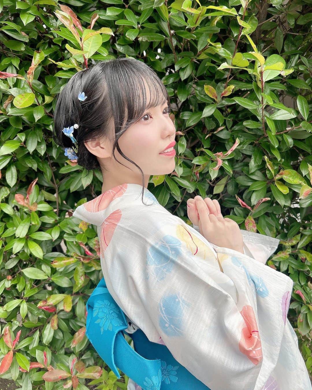 岩田陽菜のインスタグラム：「いつもピンクの浴衣を選びがち だけど、青系統の浴衣 似合いますか？🩵🩵  髪の毛短いのに、まとめ髪が出来るヘアメイクさんしゅごい🥺✨️」