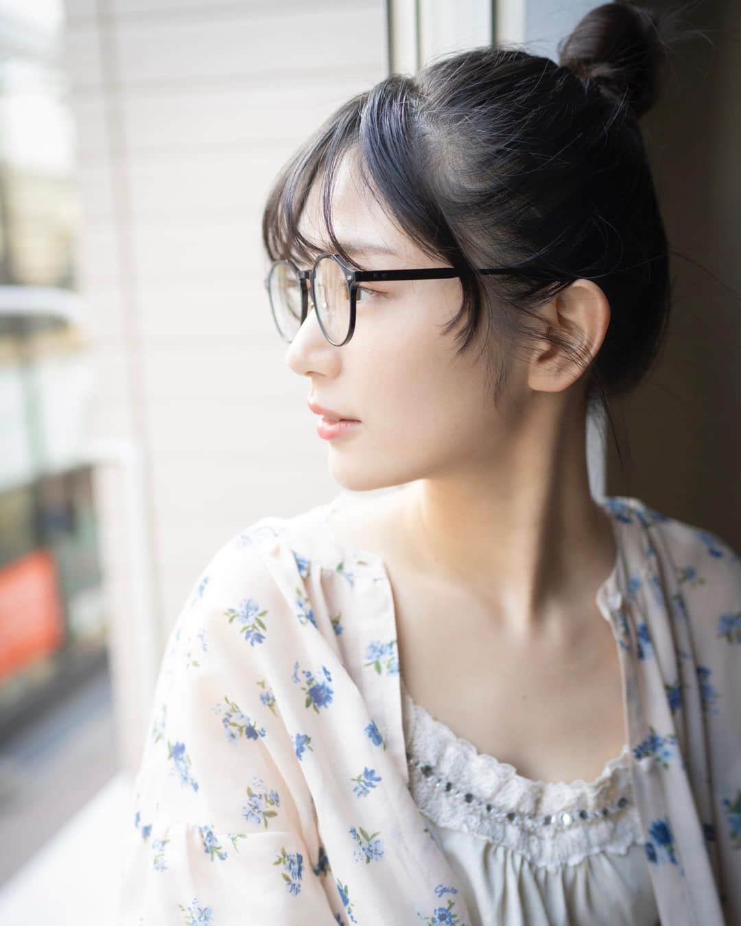 長谷川かすみのインスタグラム：「よこがお👓 今日も頑張りました✌️ 明日も頑張ろうね😌」