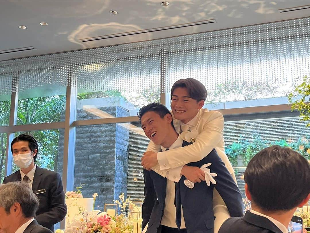 上田綺世さんのインスタグラム写真 - (上田綺世Instagram)「. 先日、無事結婚式を挙げることができました！  多くの人の協力や支えがあって、素敵な時間を過ごすことができました。 ありがとうございました！  今後ともよろしくお願いします！  #上田綺世 #由布菜月 #wedding」6月26日 21時09分 - bee18_official