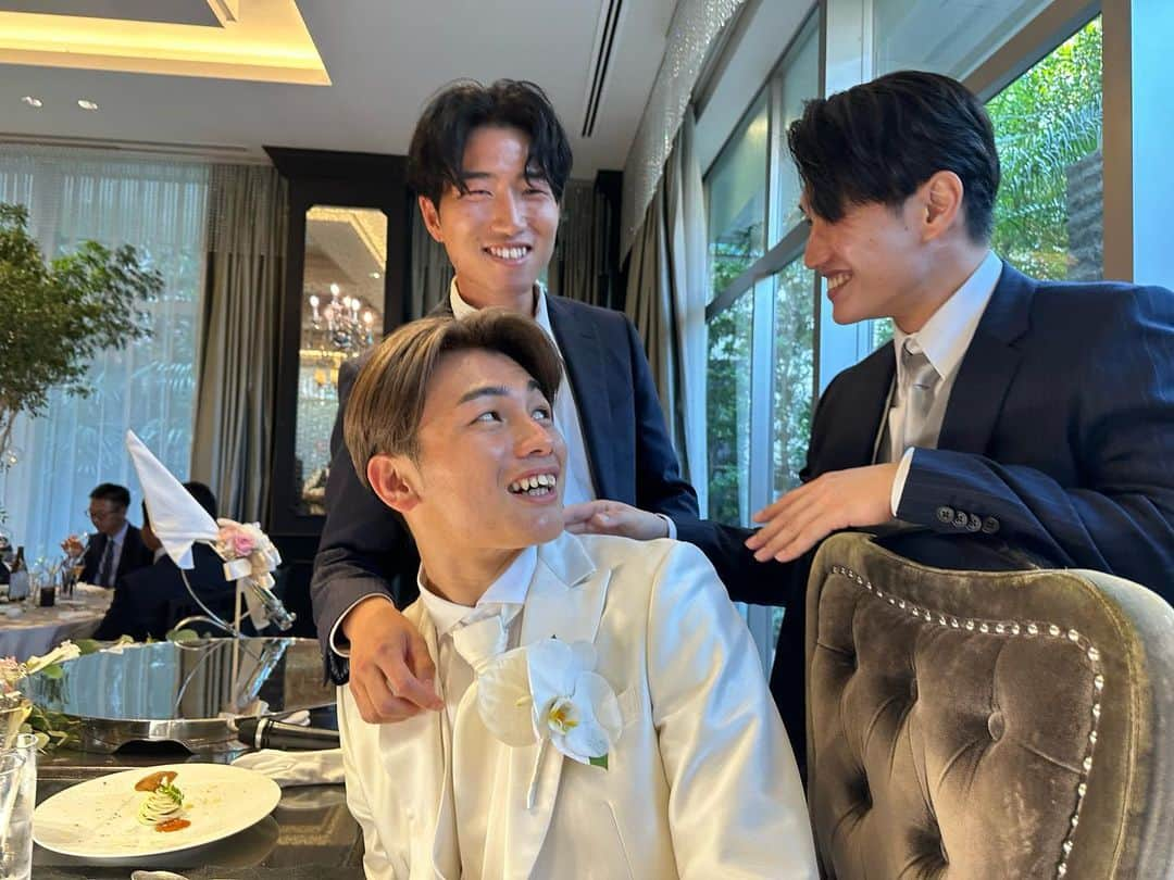 上田綺世さんのインスタグラム写真 - (上田綺世Instagram)「. 先日、無事結婚式を挙げることができました！  多くの人の協力や支えがあって、素敵な時間を過ごすことができました。 ありがとうございました！  今後ともよろしくお願いします！  #上田綺世 #由布菜月 #wedding」6月26日 21時09分 - bee18_official