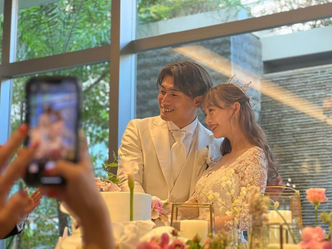 上田綺世さんのインスタグラム写真 - (上田綺世Instagram)「. 先日、無事結婚式を挙げることができました！  多くの人の協力や支えがあって、素敵な時間を過ごすことができました。 ありがとうございました！  今後ともよろしくお願いします！  #上田綺世 #由布菜月 #wedding」6月26日 21時09分 - bee18_official