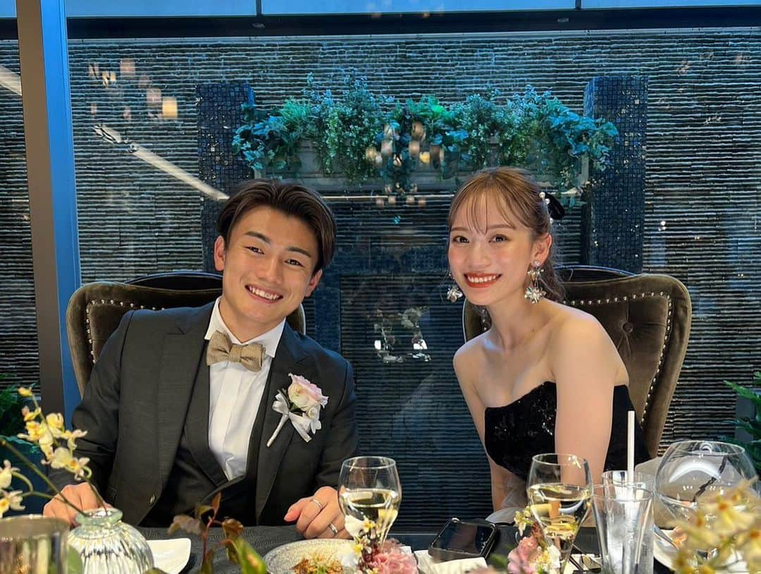 上田綺世さんのインスタグラム写真 - (上田綺世Instagram)「. 先日、無事結婚式を挙げることができました！  多くの人の協力や支えがあって、素敵な時間を過ごすことができました。 ありがとうございました！  今後ともよろしくお願いします！  #上田綺世 #由布菜月 #wedding」6月26日 21時09分 - bee18_official