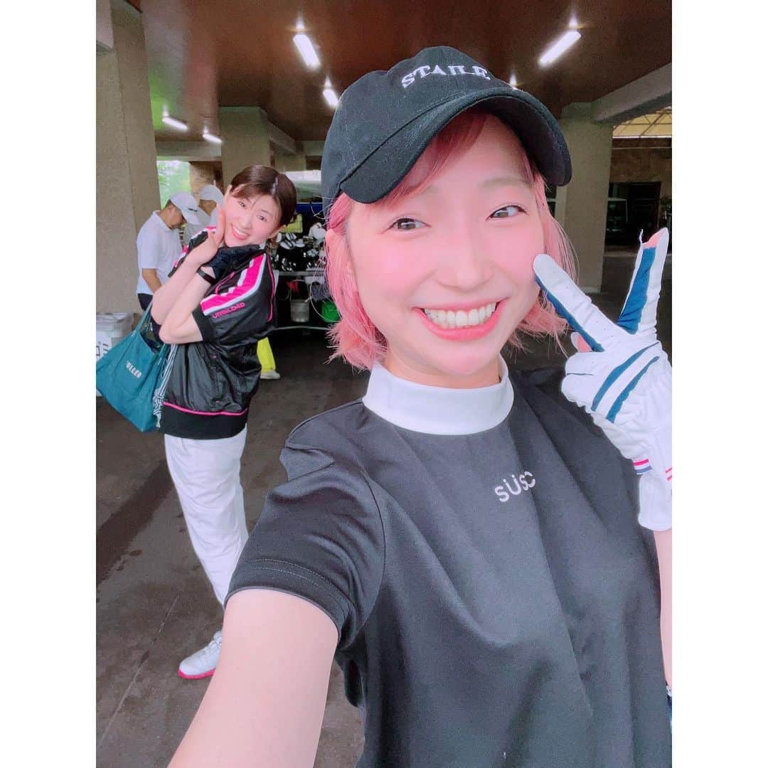 のインスタグラム：「ありさと初めて ゴルフ⛳️行った日のこと✨ ポージングがださすぎて なんか笑っちゃうwww . もうさ キャディーさんなんよ🤣 くそわろたwww まじすきだわ〜🫶 . そして ひっさしぶりのゴルフ⛳️で ありさは心が折れかけてたけど 楽しかったみたい✌️ また行くしかないぜよ🔥」