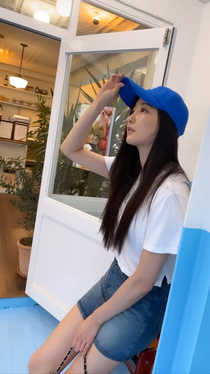 キム・サランのインスタグラム：「💙💙🧢🧢🤍🤍 #러브킴」