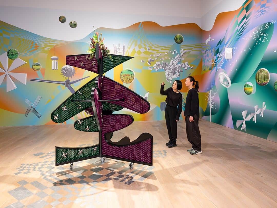 森美術館のインスタグラム：「✓世界的に活躍するアーティストたちの新作にも注目 いま最も注目を集めるヤン・ヘギュは、日系ブラジル人アーティスト大竹富江の彫刻作品や、エネルギー問題、気候変動など、世界のさまざまな事象を引用した新作インスタレーションを本展で発表しています。  Also Offers New Works from Artists of Global Stature The world-renowned Yang Haegue will unveil an installation drawing on phenomena from around the world such as topical energy issues and climate change, and making reference to sculpture by Japanese-Brazilian artist Tomie Ohtake.  ヤン・ヘギュ　 展示風景：「ワールド・クラスルーム：現代アートの国語・算数・理科・社会」森美術館（東京）2023年 撮影：古川裕也  Yang Haegue Installation view: "WORLD CLASSROOM: Contemporary Art through School Subjects" Mori Art Museum, Tokyo, 2023 Photo: Furukawa Yuya @yanghaegue #yanghaegue #ワールドクラスルーム展 #WORLDCLASSROOMexhibition #森美術館  #MoriArtMuseum #tokyomuseums」
