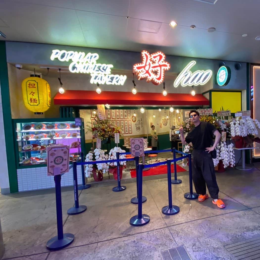 石黒英雄のインスタグラム：「ハオuniversal City walk 大好きな店がユニバの前に出来たから行ってきたよ‼︎ めちゃくちゃ美味しいし、雰囲気好き。 全部美味いけど、 熱油かけ九条ネギ和えメン 推し。 #大阪 #ユニバーサルシティウォーク」