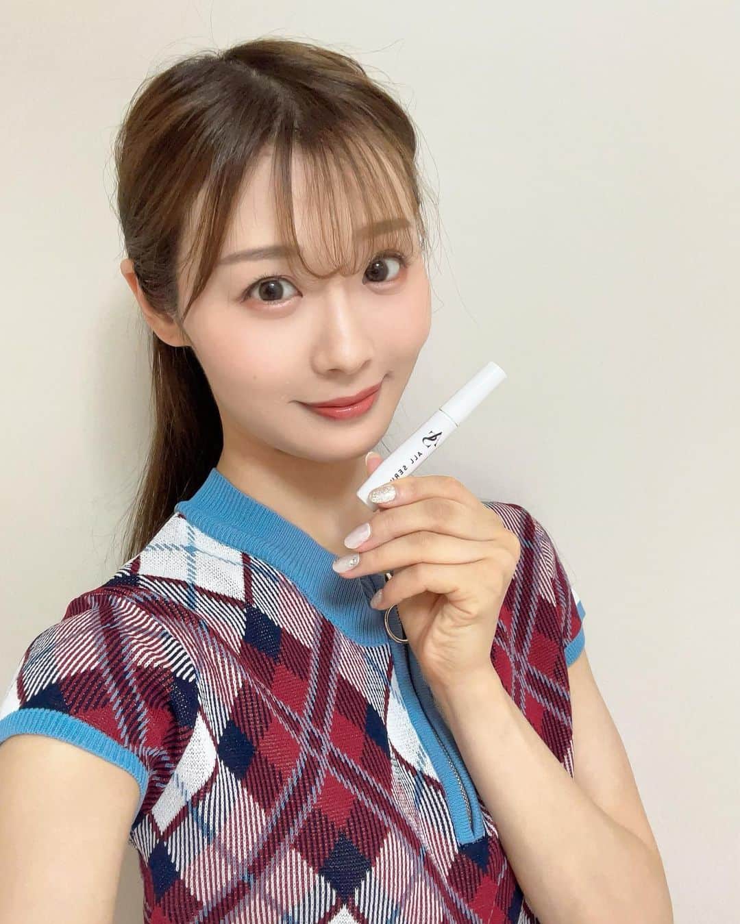 雪音まりな（まーりん）のインスタグラム：「@all_serum_beauty さんの目元美容液✨ これ1本でまつ毛とまゆ毛の両方がケアできちゃいます。 5種の植物幹細胞が配合されていて、保湿のためのヒアルロン酸まで入っています💮 先端は丸いチップになっており、生え際や目頭など細かい部分塗りに。 他のブラシ部分はまつ毛全体のケアに。マスカラ下地としても使えるのが嬉しいです☺️ 眉毛もたまに毛がまばらになることがあるので、サッとぬれるのはありがたい💯 私は自まつ毛の人なのでケアがんばります💪 . . .  PR @all_serum_beauty #まつ毛美容液 #まつ毛ケア #まつ育 #目元美容液 #all_serum #all_serum_beauty」