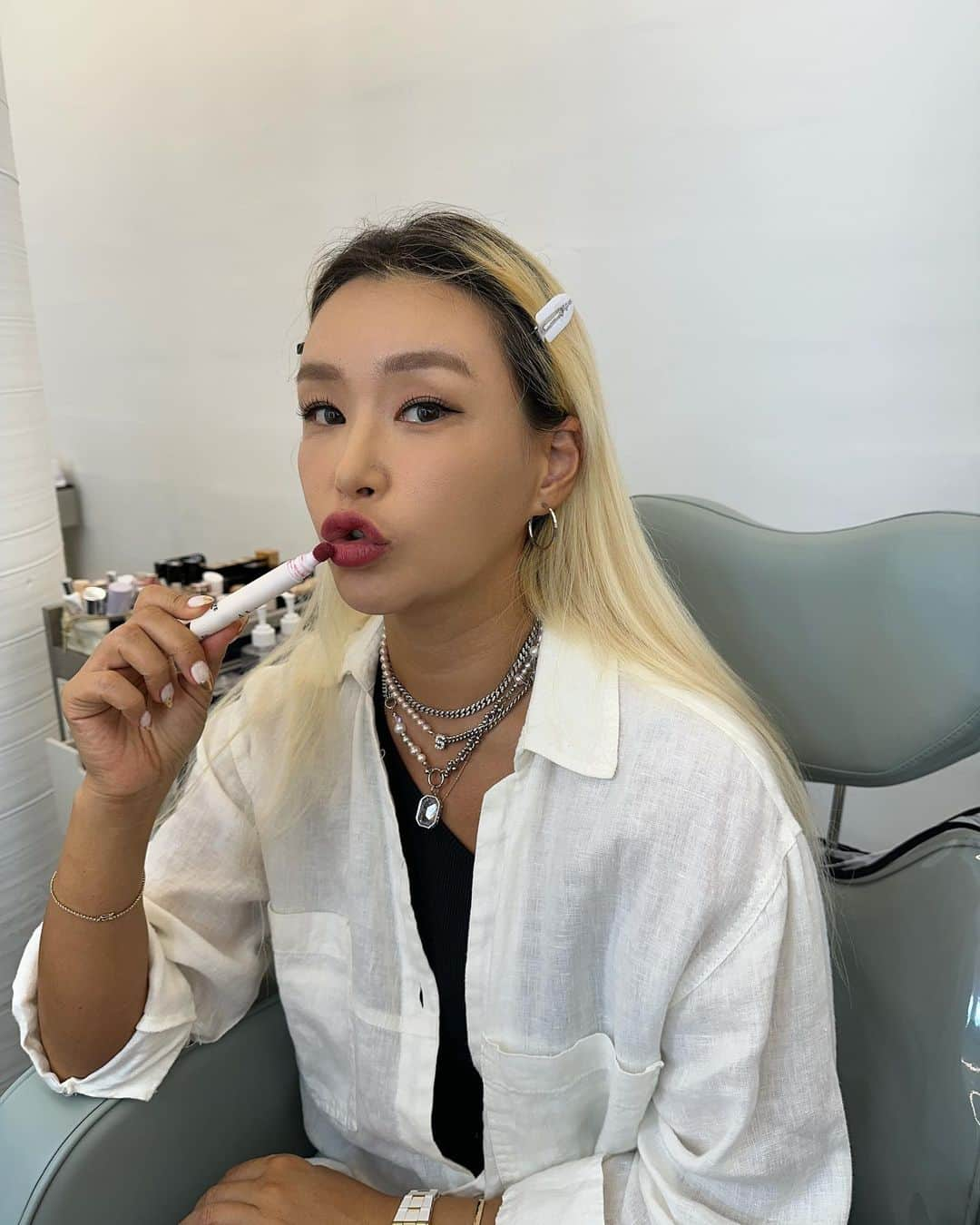 ペ・ユンジョンさんのインスタグラム写真 - (ペ・ユンジョンInstagram)「화이트에 버건디 넘 이뻐요💄 오늘도 화이팅❤️ @movemotion_official  @bbaeeonni_shop  . . . #배윤정 #무드립#무브모션」6月26日 15時51分 - hotchicksbyj