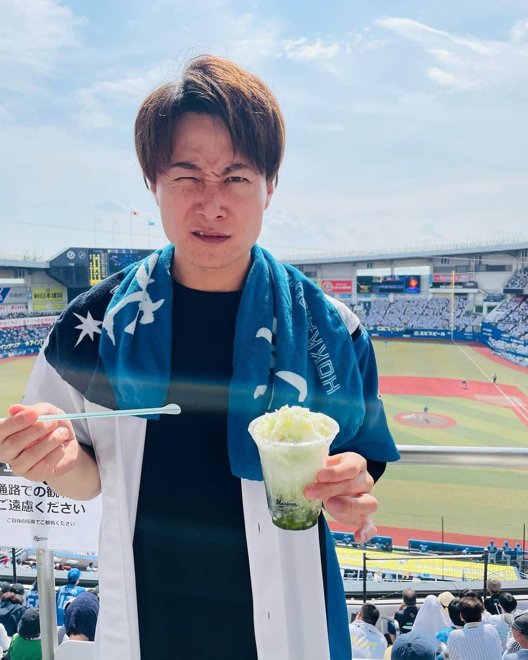 土井悠平さんのインスタグラム写真 - (土井悠平Instagram)「ちょっと前にZOZO行った🥵  えー、暑すぎて カキ氷の写真しかありませんでした🤫  サヨナラ犠飛の安田尚憲選手、 実は大学時代の友人の弟でして、 複雑な気分になりました🥹🥹  安田選手も土井と同じくミスチル好き。 昔LIVEDVDあげた気がする笑 登場曲が「Worlds end」に変わってた！！センス良すぎて震えた🫨🫨  プロ野球選手になったら登場曲どうしよ、、、って妄想一回はするやん？ 土井の妄想でかかる曲が 「Worlds end」でした！ でもイントロが激しくカッコ良いので 登場曲長くかかるピッチャーになった気分で妄想してた🥹笑  何が言いたいかって・・？？  負けて悔しい・・！！！  ファイターズ！ 沖縄から切り替えて欲しい！  土井も今から久々の脱毛に行って 毛根から切り替える！🫨  #ファイターズ  #安田尚憲  #ミスチル #脱毛  #話散らかりすぎ   #lovefighters  #千葉ロッテマリーンズ  #chibalotte  #zozoマリンスタジアム  #カキ氷」6月26日 15時52分 - doi_yuhei