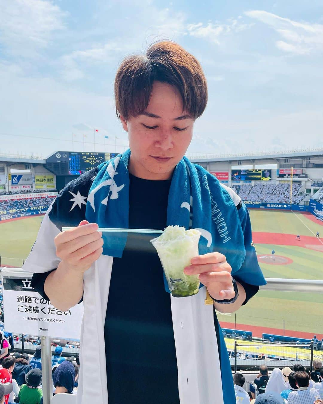 土井悠平のインスタグラム：「ちょっと前にZOZO行った🥵  えー、暑すぎて カキ氷の写真しかありませんでした🤫  サヨナラ犠飛の安田尚憲選手、 実は大学時代の友人の弟でして、 複雑な気分になりました🥹🥹  安田選手も土井と同じくミスチル好き。 昔LIVEDVDあげた気がする笑 登場曲が「Worlds end」に変わってた！！センス良すぎて震えた🫨🫨  プロ野球選手になったら登場曲どうしよ、、、って妄想一回はするやん？ 土井の妄想でかかる曲が 「Worlds end」でした！ でもイントロが激しくカッコ良いので 登場曲長くかかるピッチャーになった気分で妄想してた🥹笑  何が言いたいかって・・？？  負けて悔しい・・！！！  ファイターズ！ 沖縄から切り替えて欲しい！  土井も今から久々の脱毛に行って 毛根から切り替える！🫨  #ファイターズ  #安田尚憲  #ミスチル #脱毛  #話散らかりすぎ   #lovefighters  #千葉ロッテマリーンズ  #chibalotte  #zozoマリンスタジアム  #カキ氷」