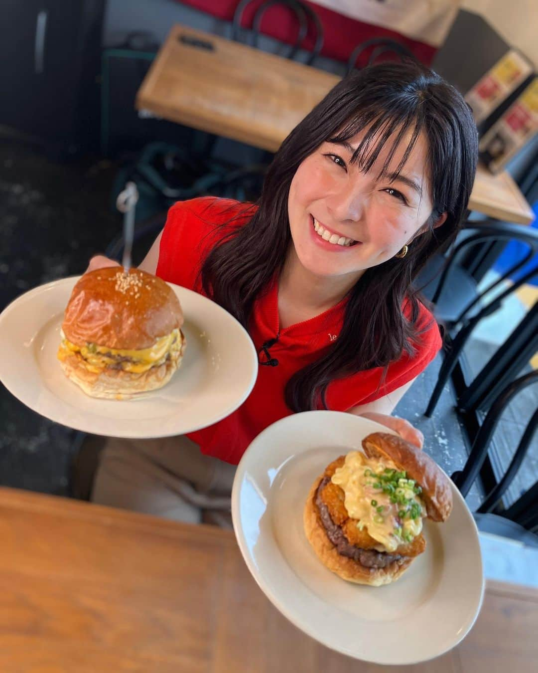 住本結花のインスタグラム：「. 全国2位のハンバーガーを頂いてきました🍔🍔  奥州市江刺にあるハンバーガーショップ「GROW」さん 今月開催されたハンバーガーの全国大会で準優勝されたんです！その大会で披露したハンバーガーを取材してきました〜  肉厚でステーキのようなパティと…他の具材も最高です🤤  きょう午後6時9分からのmitライブニュースでご紹介します  #岩手県　#岩手　#岩手めんこいテレビ　#めんこいテレビ　#アナウンサー　#住本結花　#ハンバーガー　#ハンバーガーショップ　#GROW」