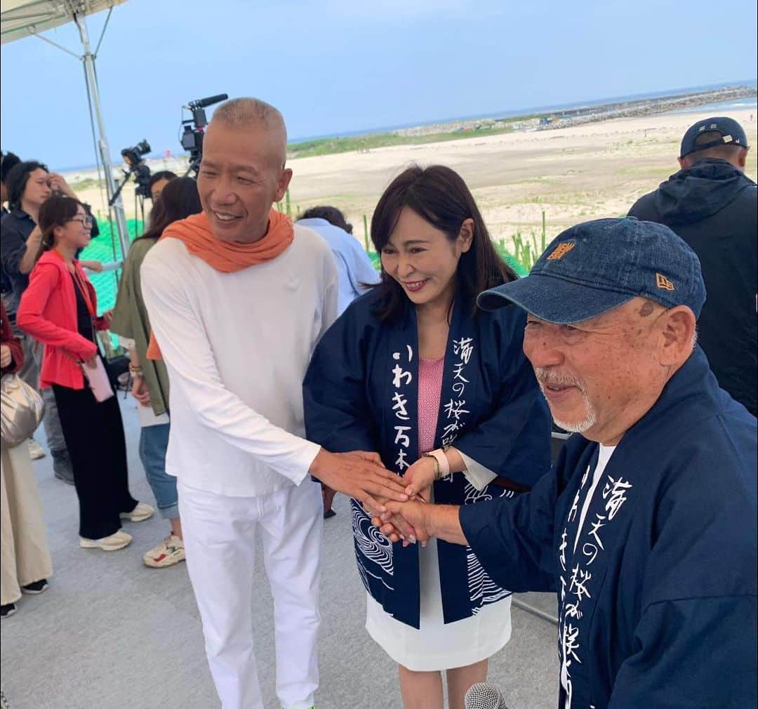 のインスタグラム：「東日本大震災から12年。鎮魂と復興のいわきの昼花火、￼大成功❣️ #蔡國強 さん、志賀忠重さんと。」