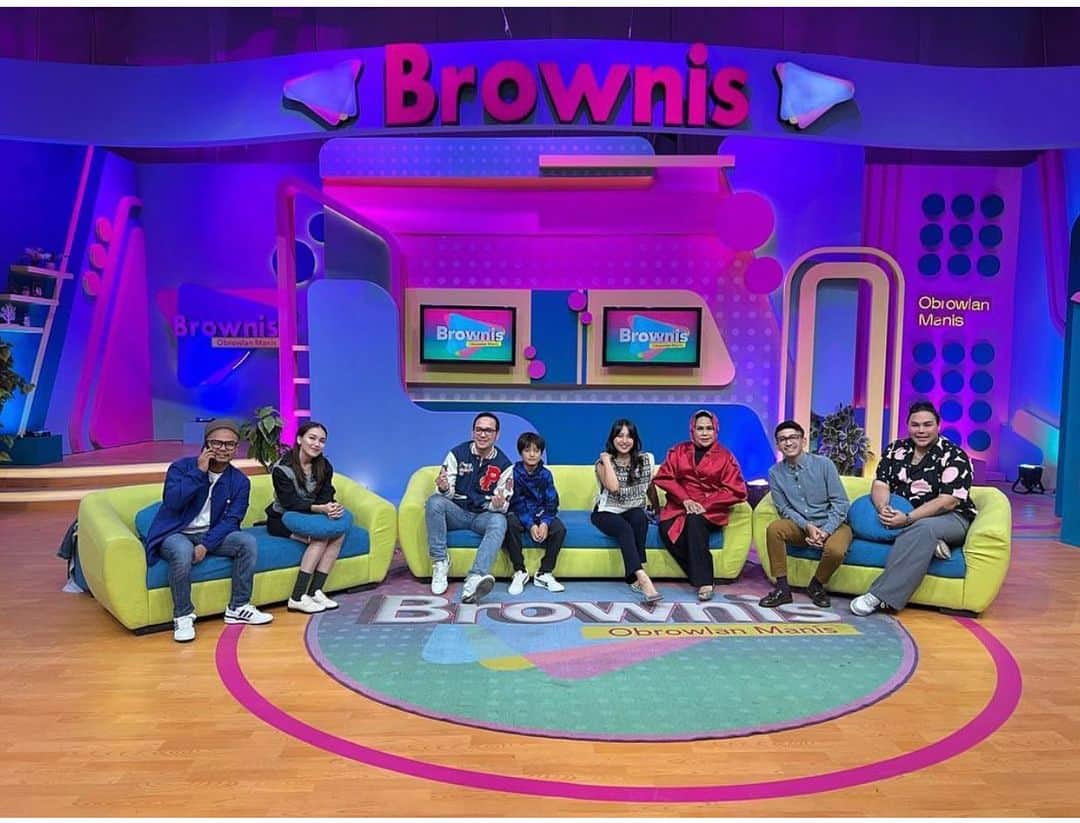 アユ・ティンティンのインスタグラム：「Have a great day @brownis_ttv ✌🏻🥰」