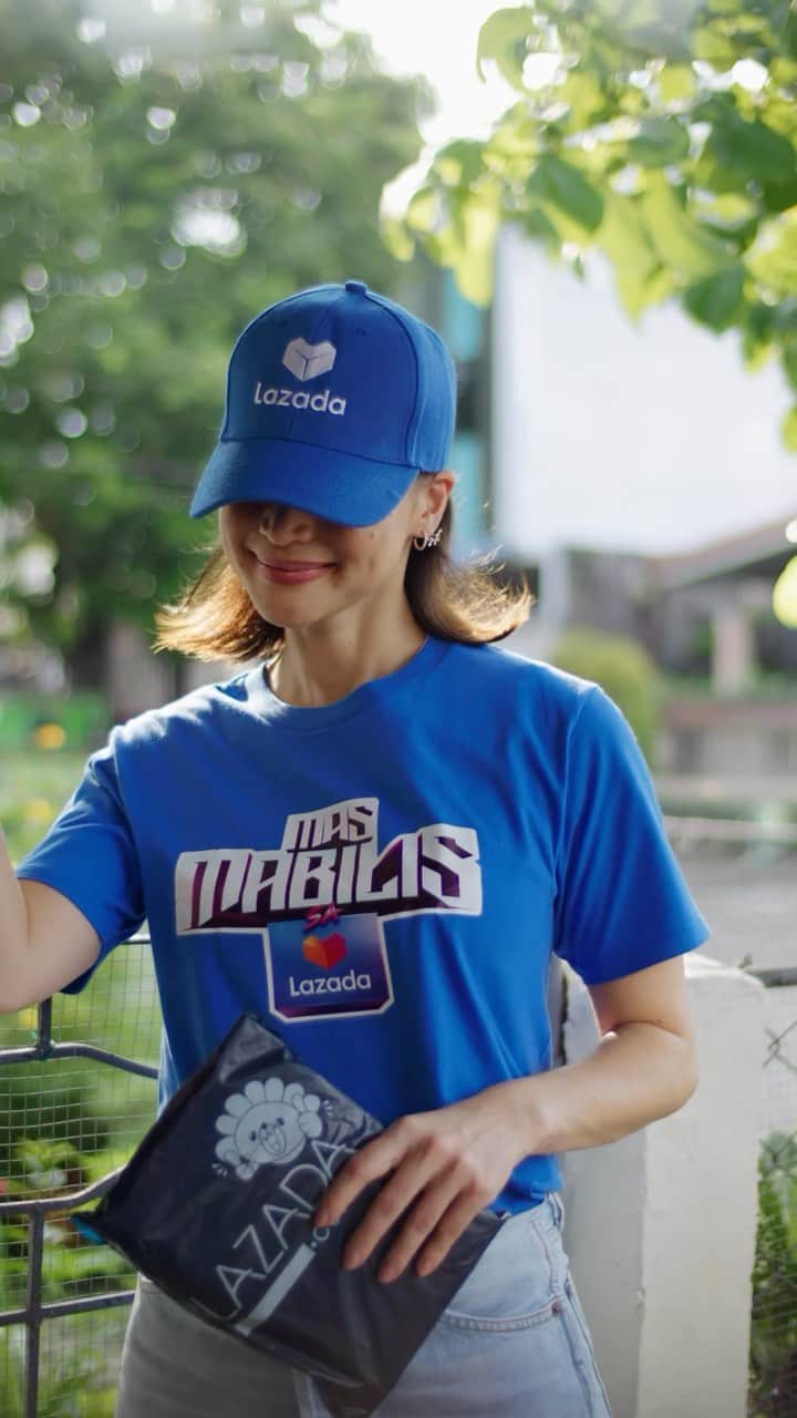 アン・カーティスのインスタグラム：「Surprise 😛 at your service po mam/sir. Got to experience first hand kung gaano kabilis ung friends natin sa @lazadaph ! 👏🏽 Super efficient and maasahan mo talaga to get what you need, exactly when you need it!   Dahil kuhang kuha ng Lazada ang pangangailangan ng mga Pilipino, di mo kailangan mastress kasi kaya ng Lazada na mabigyan kayo ng mabilis, pero mura at talagang maaasahan na delivery!  Add to cart now dahil #MasMabilisSaLazada!  @lazadaph #LazadaPH」