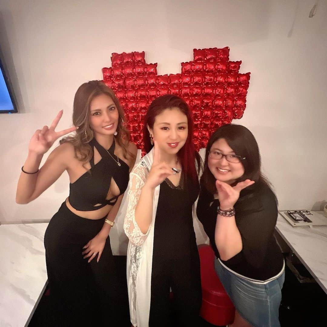 のインスタグラム：「@ai_diamond さん🩷 いつもネイルありがとう💅✨ @diamond.fuso openおめでとう🥳❤️‍🔥 またゆっくり飲みに行きまーす🍻 とりあえずとみも愛さんも次会うのは7月1日のライブだね〜🥳🥳🥳」